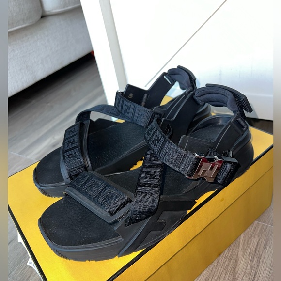 NIB FENDI MEN’S STRAPPED SANDAL. US SIZE 10.5 (FENDI SIZE 9)